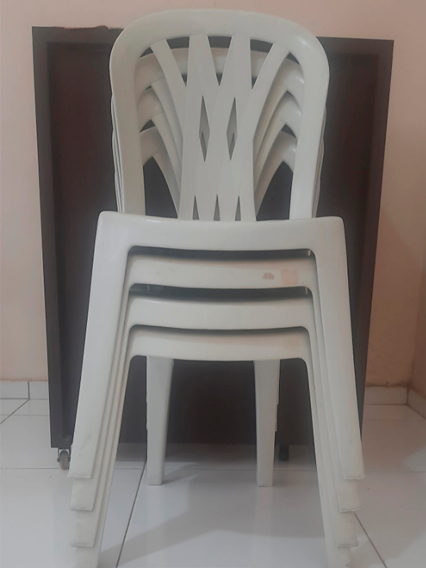 1- Cadeira Plástica Duna